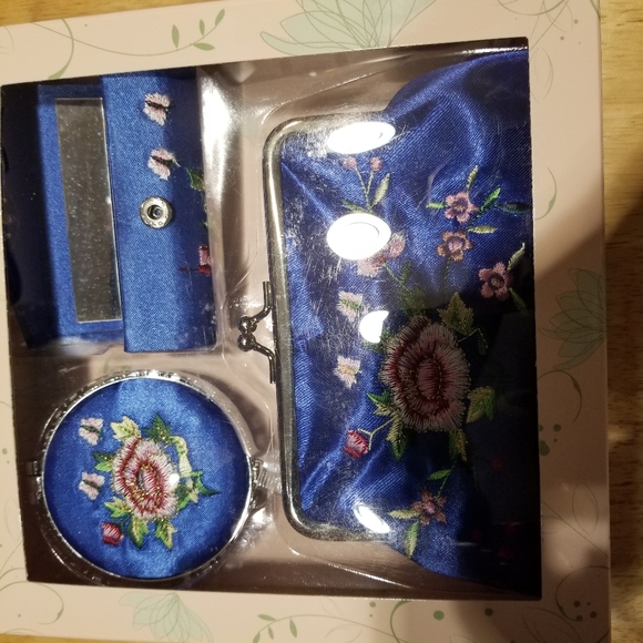 2 for $30. 4 piece coin purse set - Picture 1 of 10
